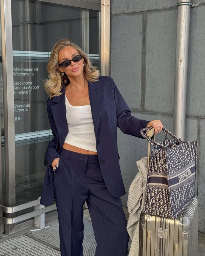 Navy oversized blazer with white knit and trousers Navy oversized blazer with white knit and trousers — Airport Outfits