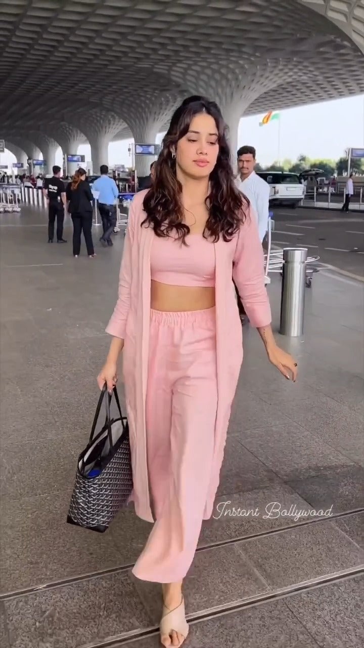 Pale pink linen set with long cardigan Pale pink linen set with long cardigan — Airport Outfits
