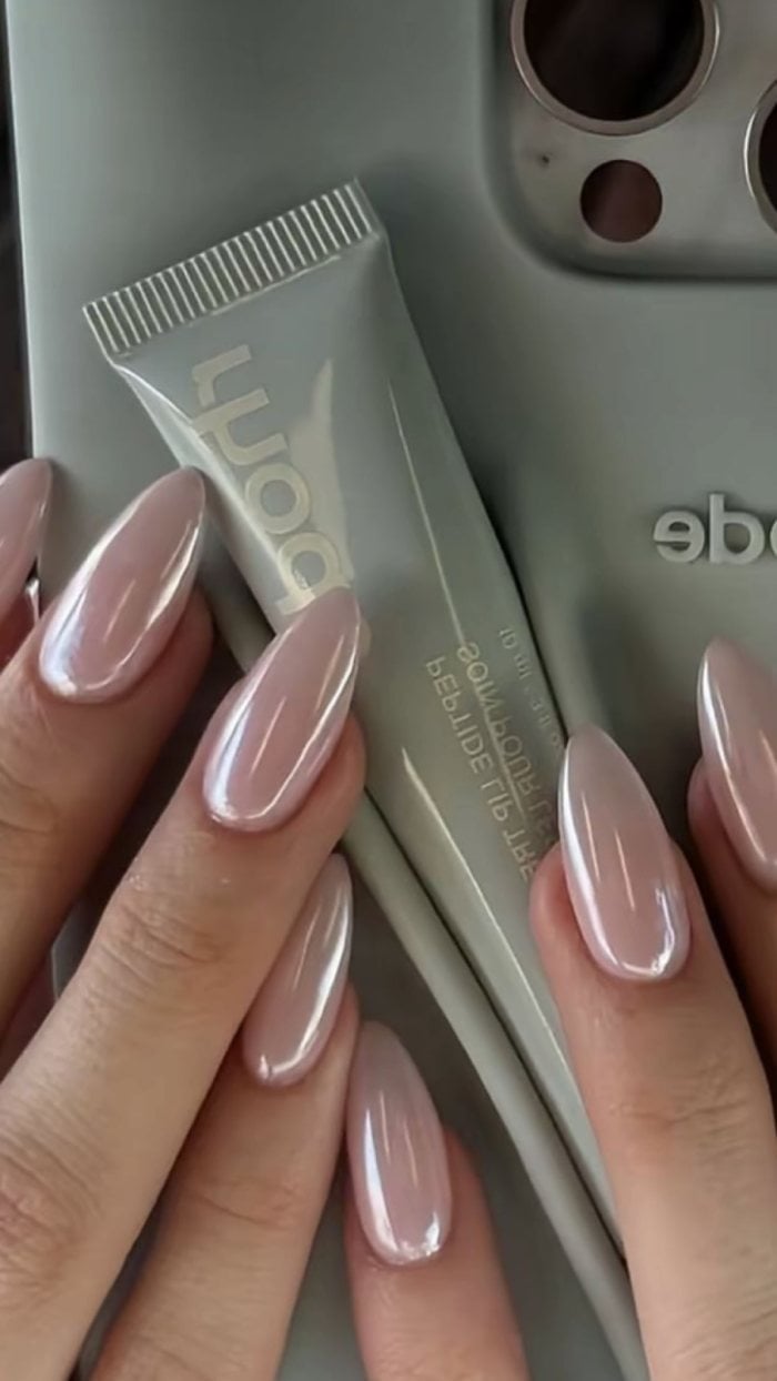 Neutral Pink Pearlescent Short Almond Nails Neutral Pink Pearlescent Short Almond Nails