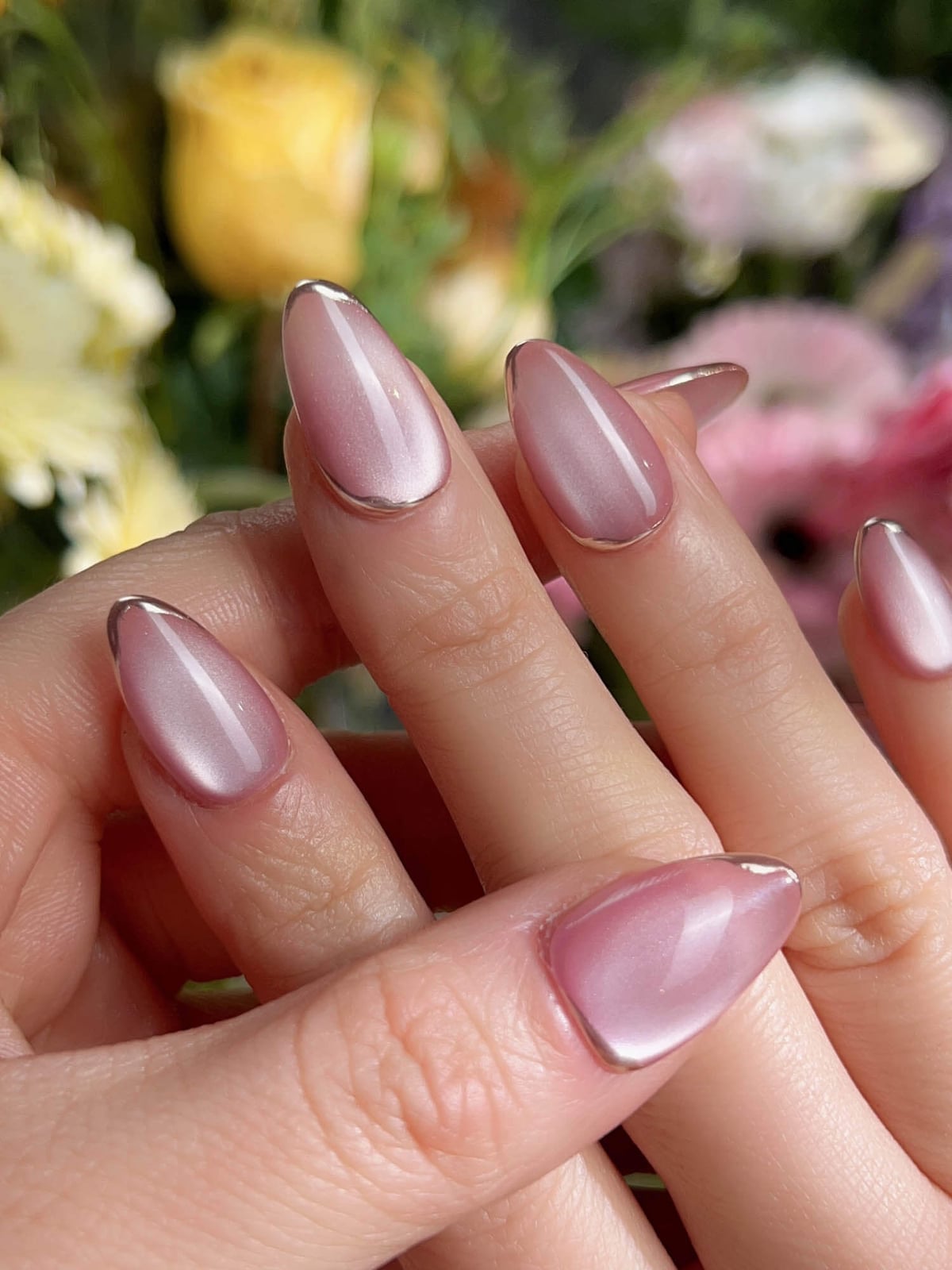 Rose Pink Cat-Eye Short Almond Silver Line Rose Pink Cat-Eye Short Almond Silver Line — Baby Pink Nails