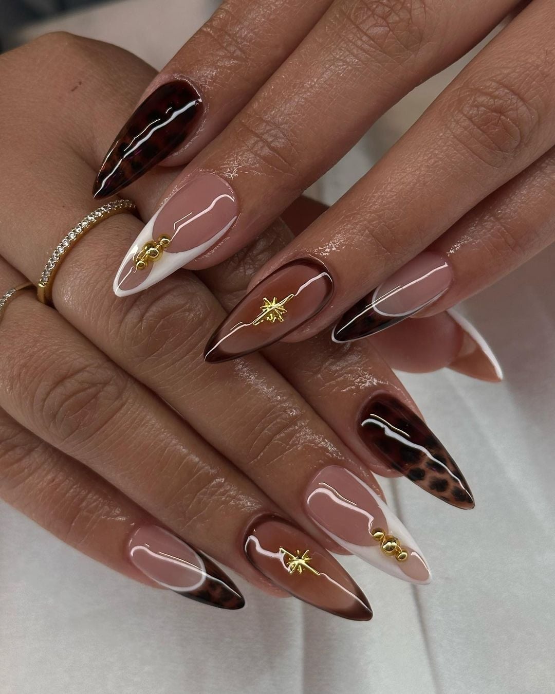 Nude Leopard Print Stiletto Nails with Gold Accents Nude Leopard Print Stiletto Nails with Gold Accents — Baddie Nails