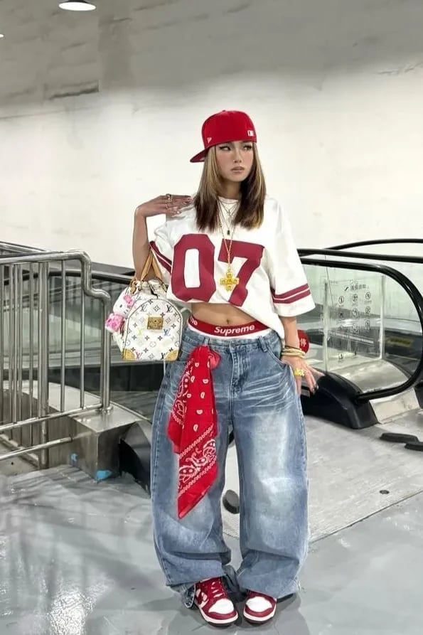 Streetwear Baggy Jeans Red Bandana Detail Streetwear Baggy Jeans Red Bandana Detail — Baddie Outfits