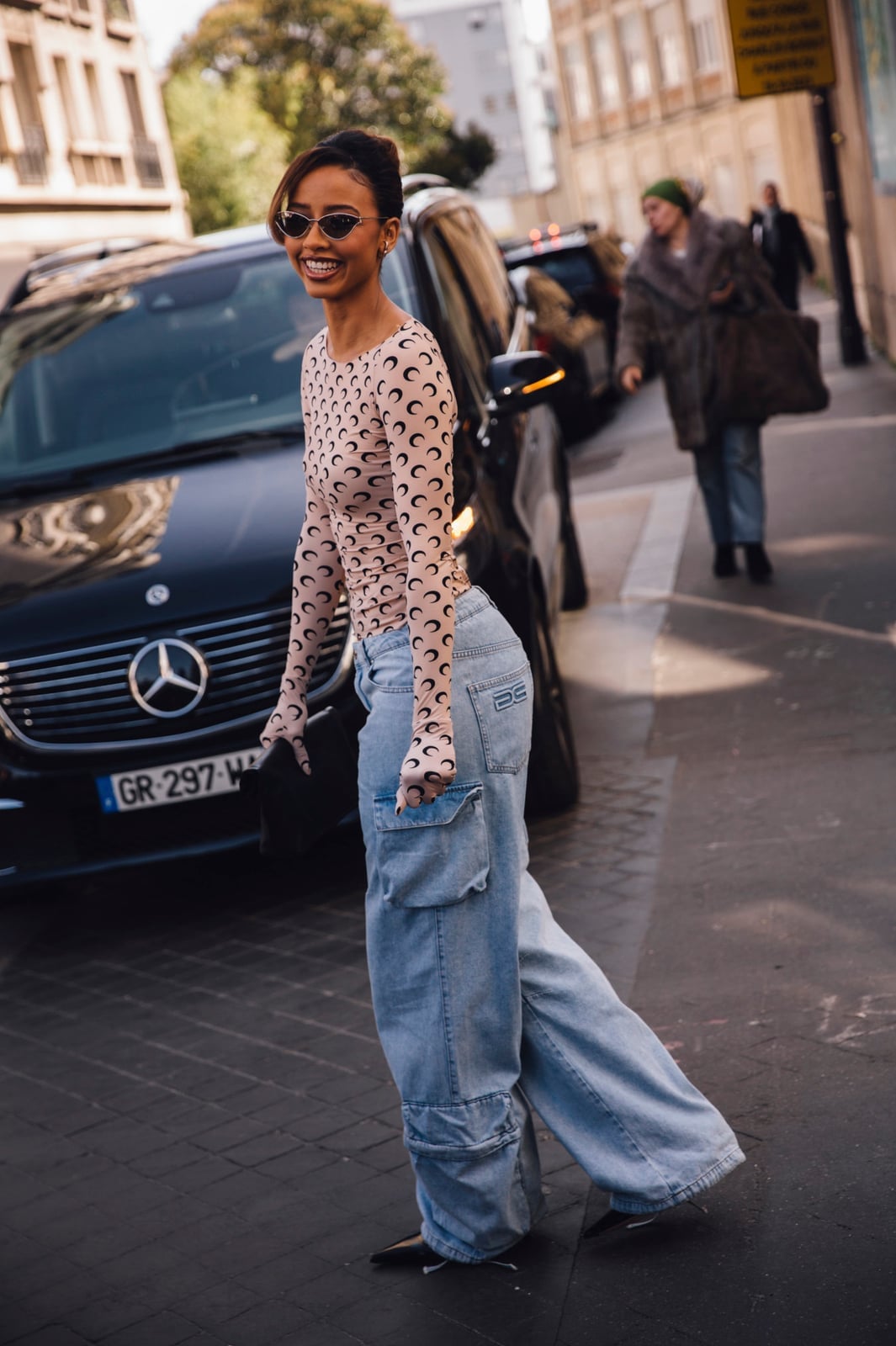 Oversized cargo jeans with a sheer mesh top Oversized cargo jeans with a sheer mesh top — Baggy Jeans Outfits