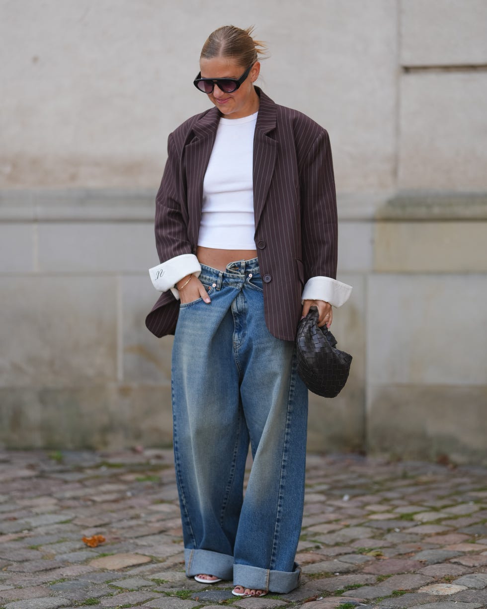 Extremely oversized jeans with a pinstripe blazer Extremely oversized jeans with a pinstripe blazer — Baggy Jeans Outfits