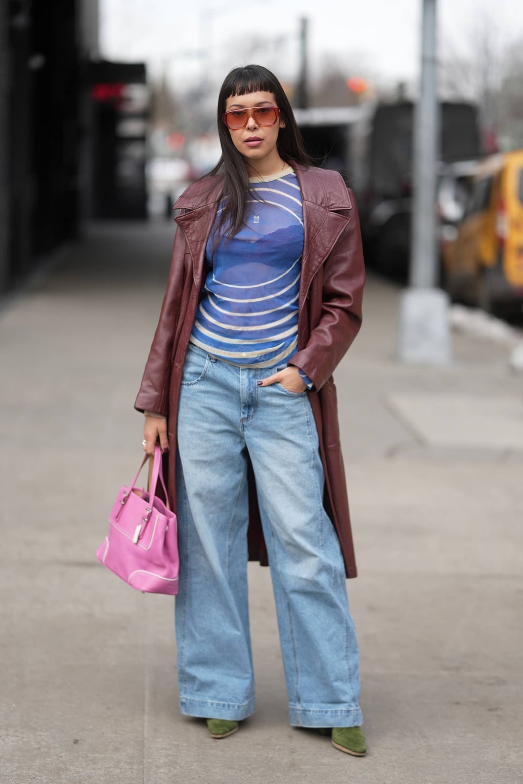 Baggy jeans with a leather trench coat and sheer top Baggy jeans with a leather trench coat and sheer top — Baggy Jeans Outfits