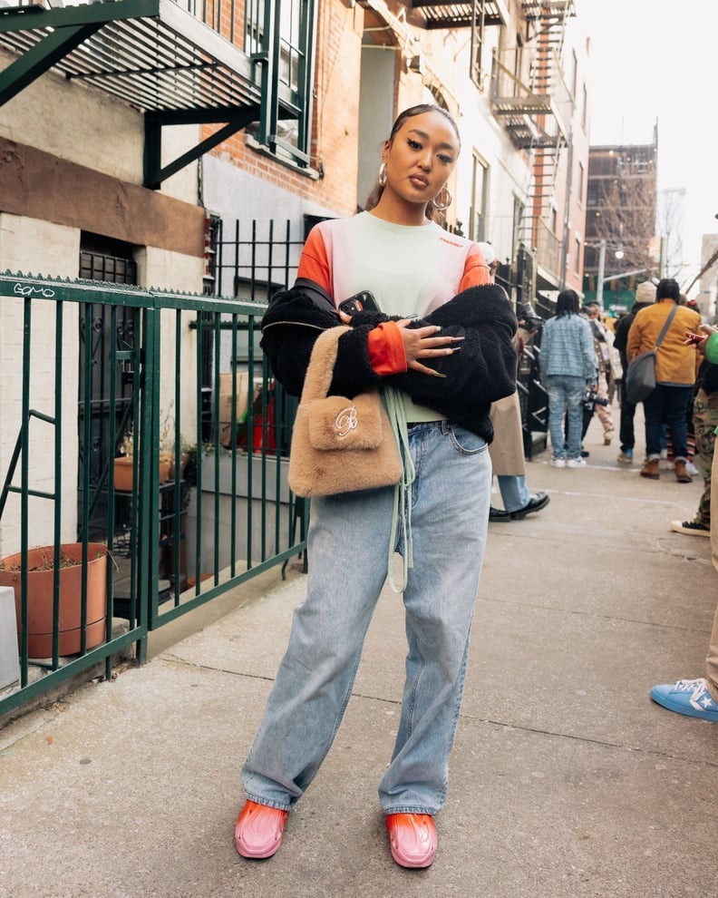 Baggy blue jeans with a multi-colored top and clogs Baggy blue jeans with a multi-colored top and clogs — Baggy Jeans Outfits