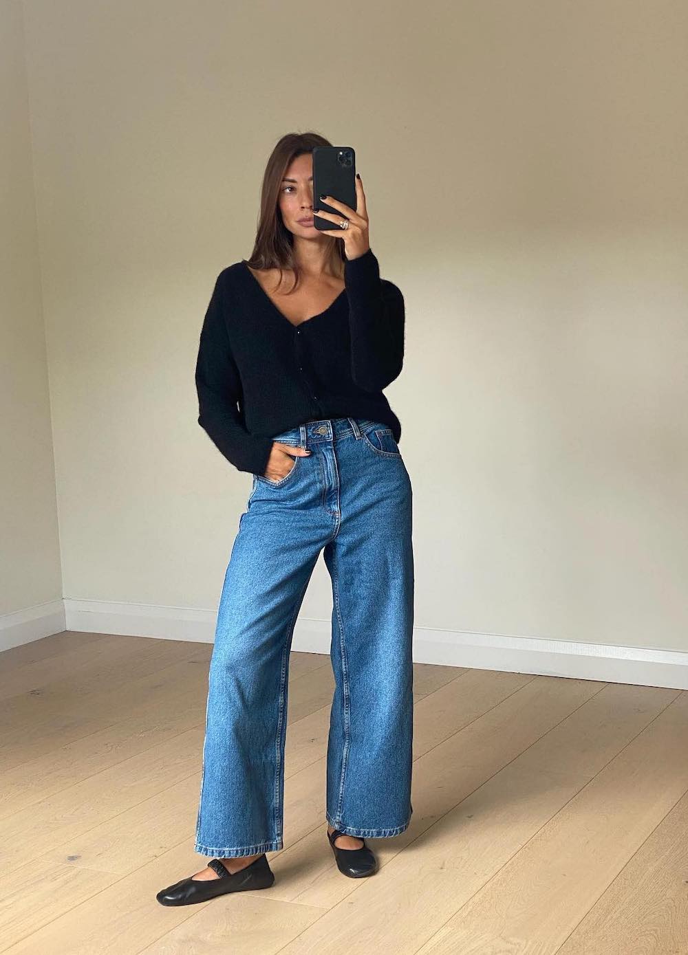 Wide-leg jeans with a black cardigan Wide-leg jeans with a black cardigan — Baggy Jeans Outfits
