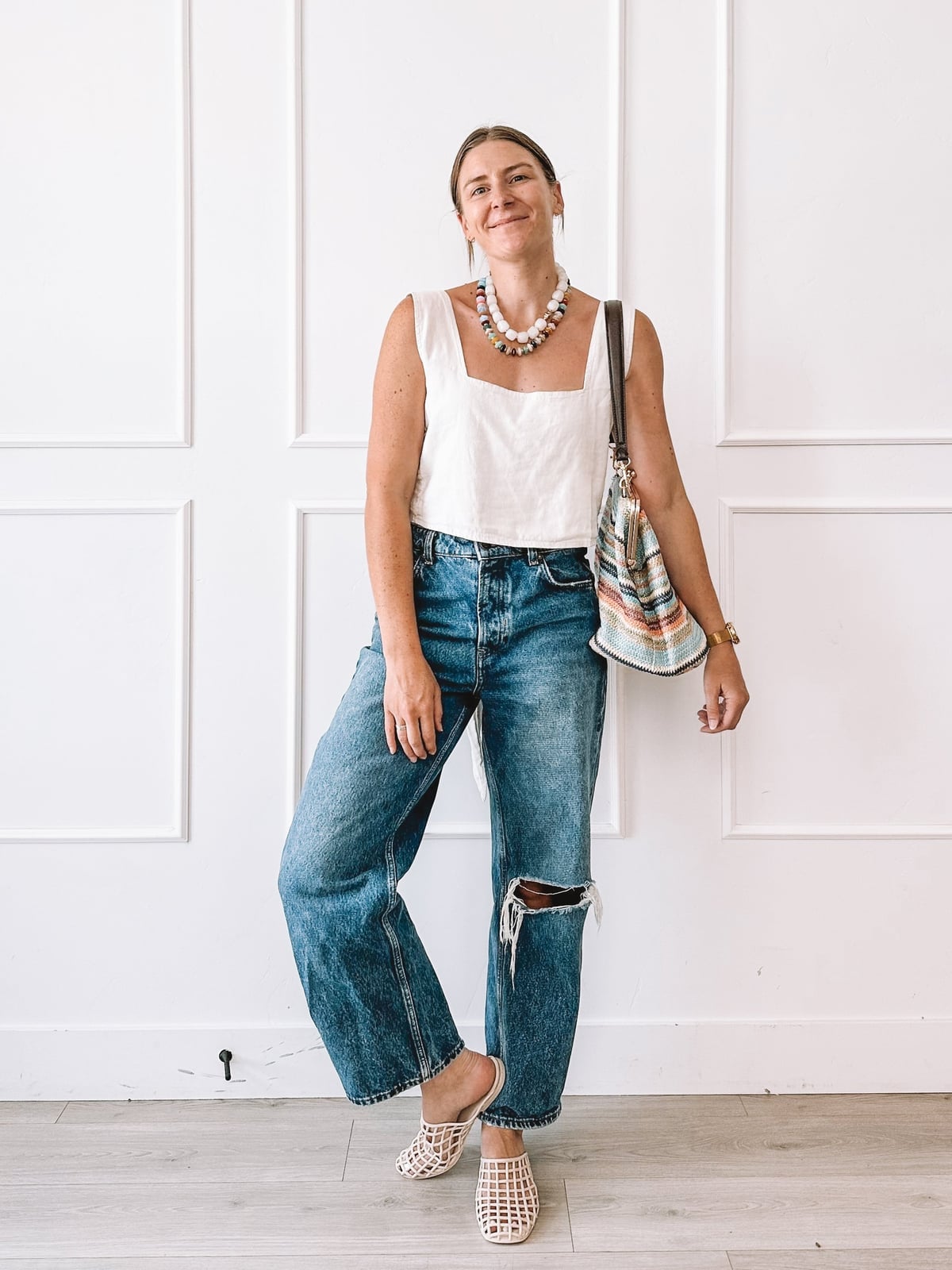 Distressed relaxed-fit jeans with a linen top Distressed relaxed-fit jeans with a linen top — Baggy Jeans Outfits
