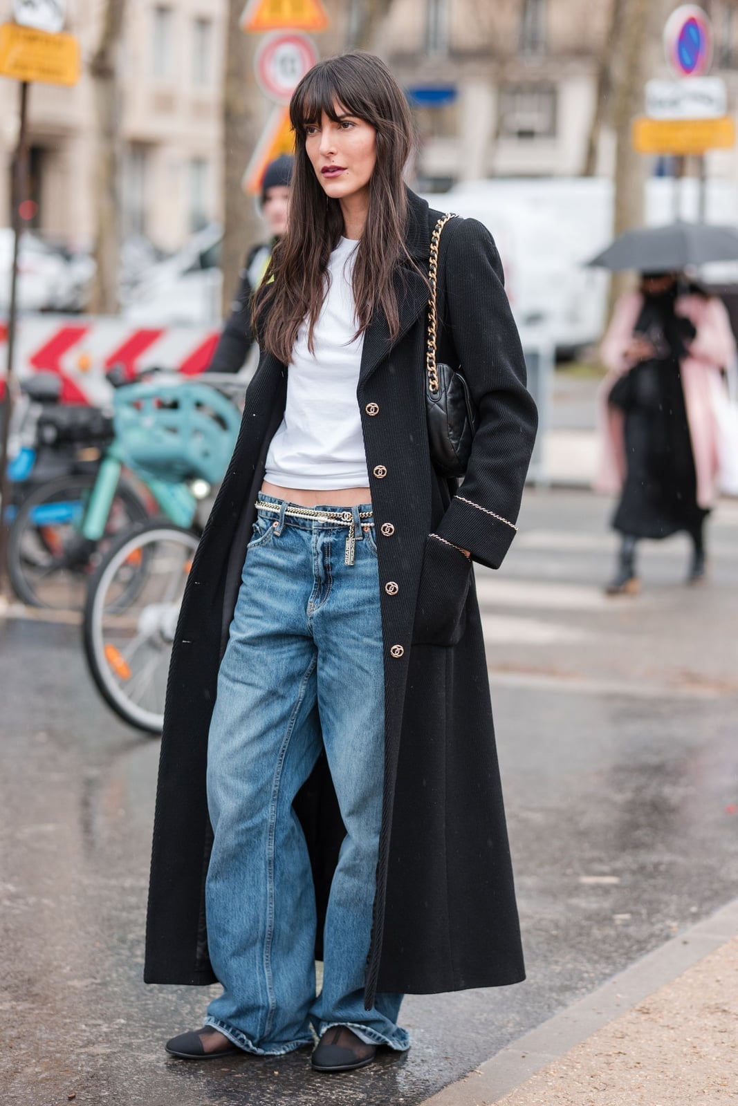 Oversized jeans with a long black coat and chain belt Oversized jeans with a long black coat and chain belt — Baggy Jeans Outfits