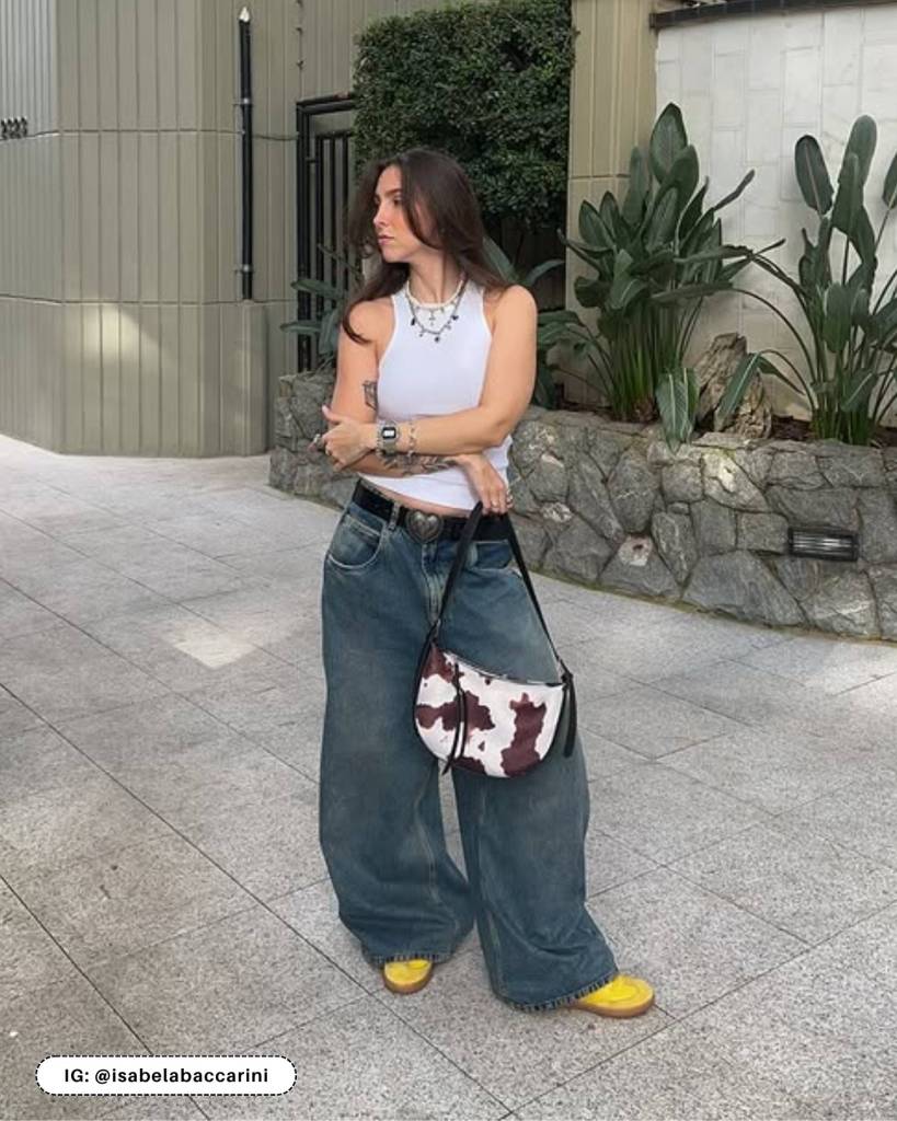 Dark wash jeans with a cow print bag Dark wash jeans with a cow print bag — Baggy Jeans Outfits