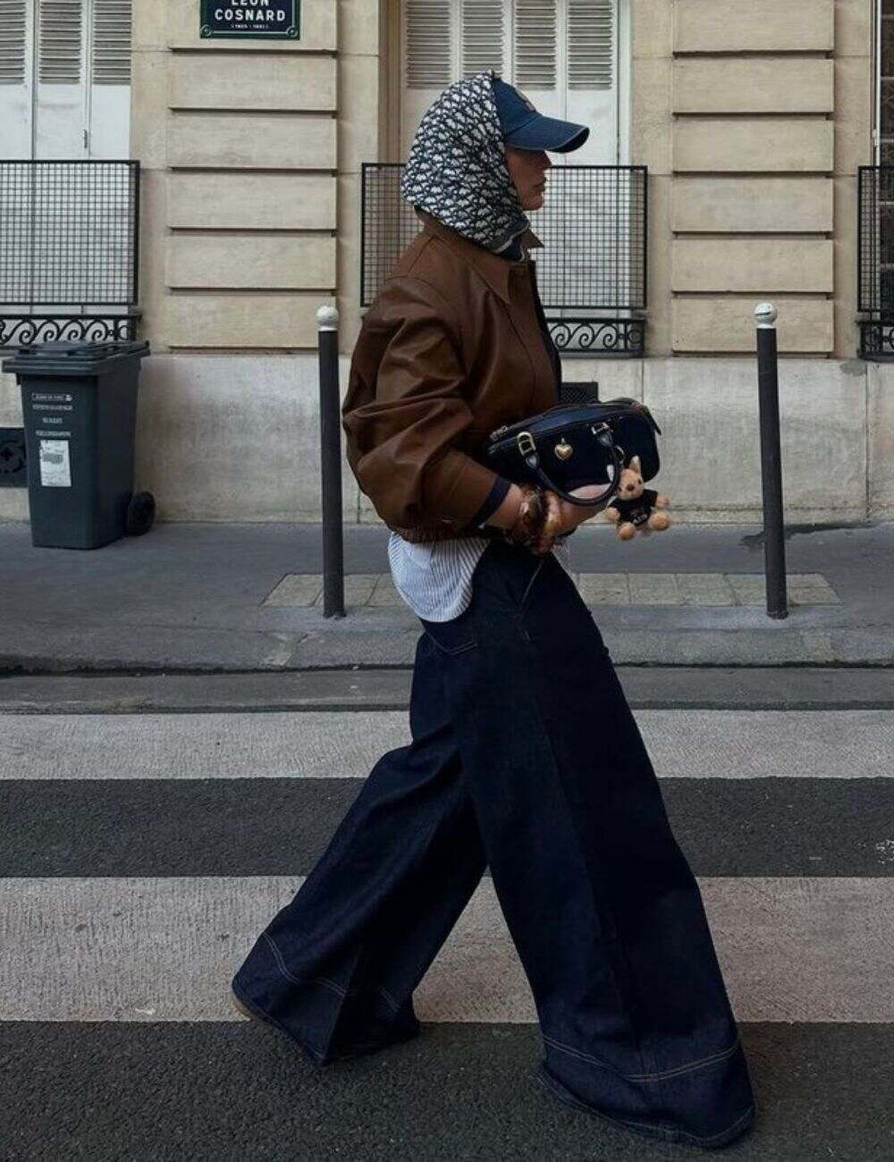 Extremely wide-leg jeans with a leather jacket Extremely wide-leg jeans with a leather jacket — Baggy Jeans Outfits