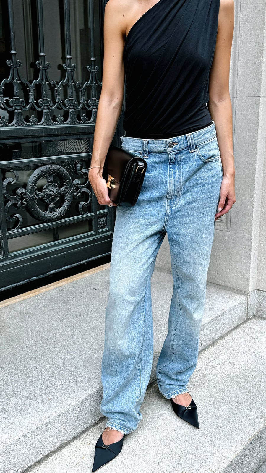 Light wash baggy jeans with a one-shoulder top Light wash baggy jeans with a one-shoulder top — Baggy Jeans Outfits