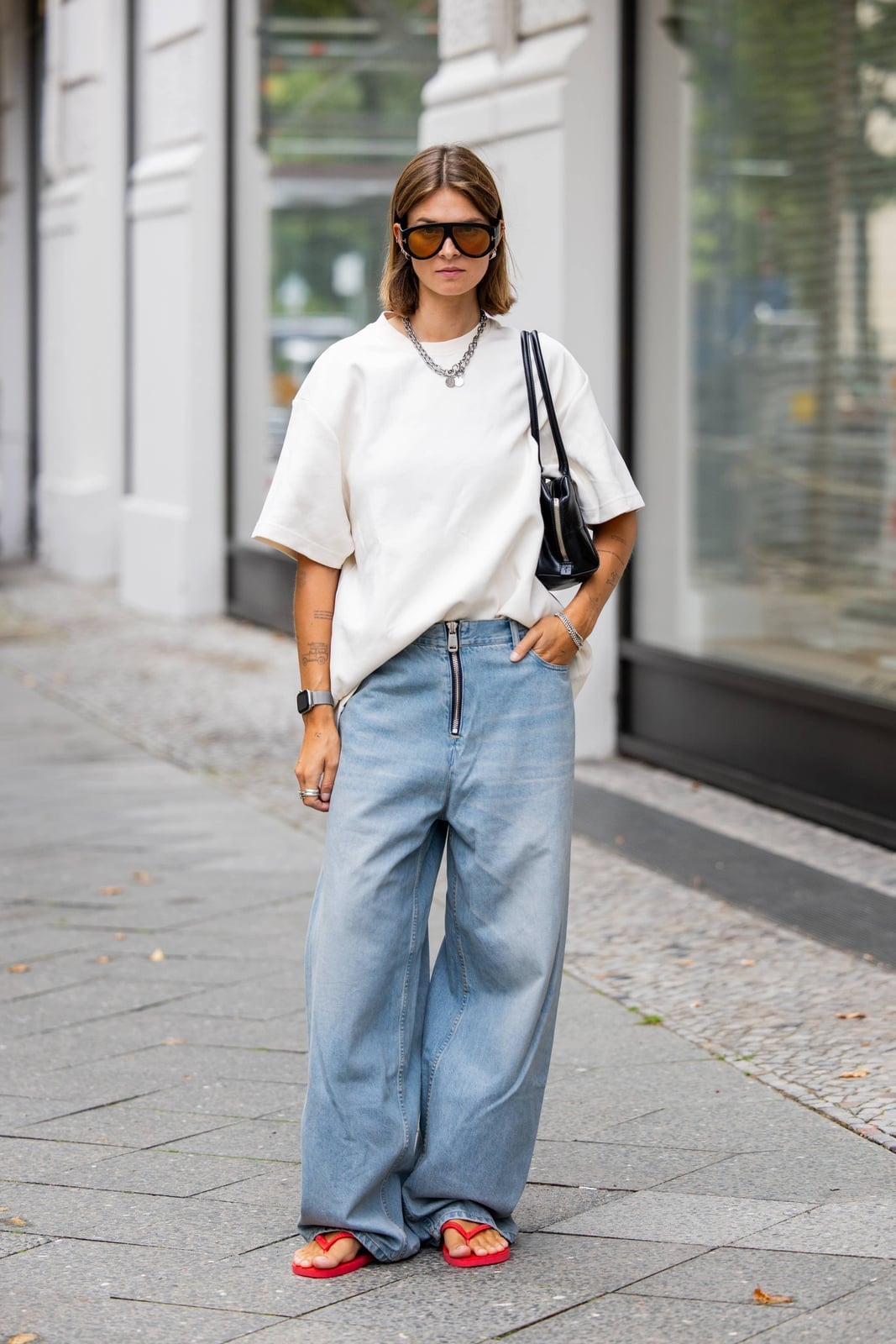 Extremely wide jeans with red flip-flops Extremely wide jeans with red flip-flops — Baggy Jeans Outfits