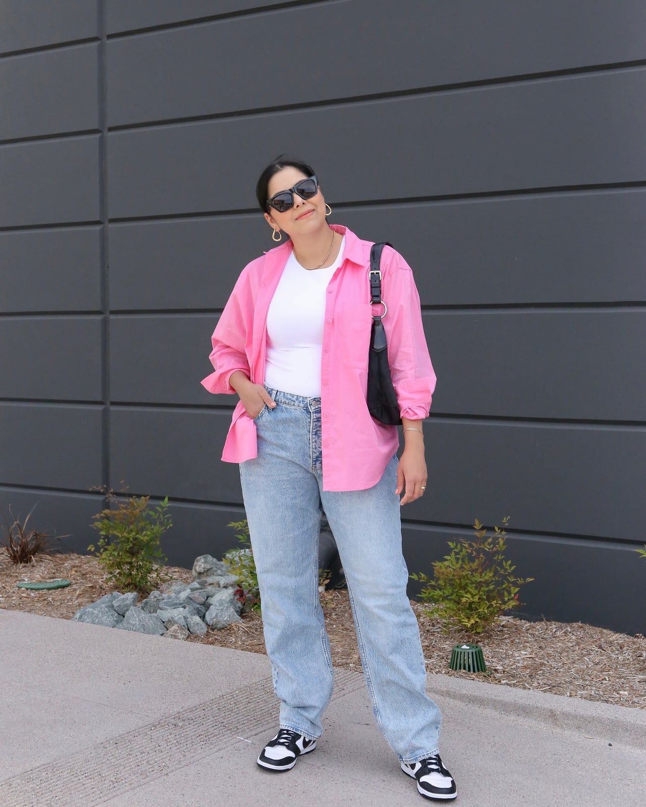 Baggy jeans with a bright pink oversized shirt Baggy jeans with a bright pink oversized shirt — Baggy Jeans Outfits
