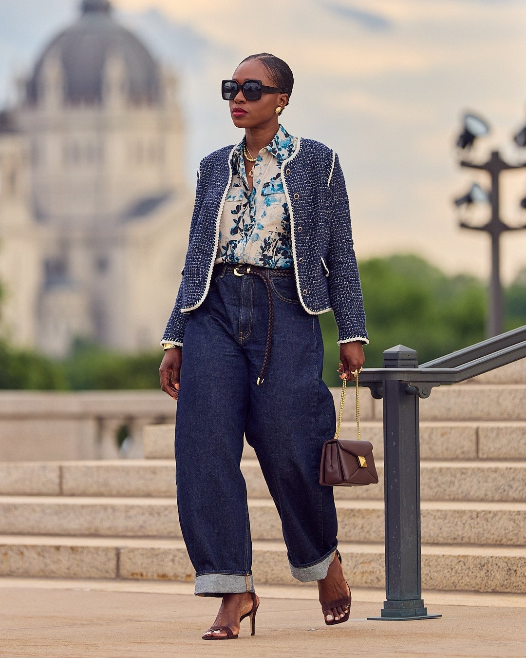 Floral Blouse And Tweed Blazer With Barrel Jeans Floral Blouse And Tweed Blazer With Barrel Jeans — Barrel Jeans Outfits