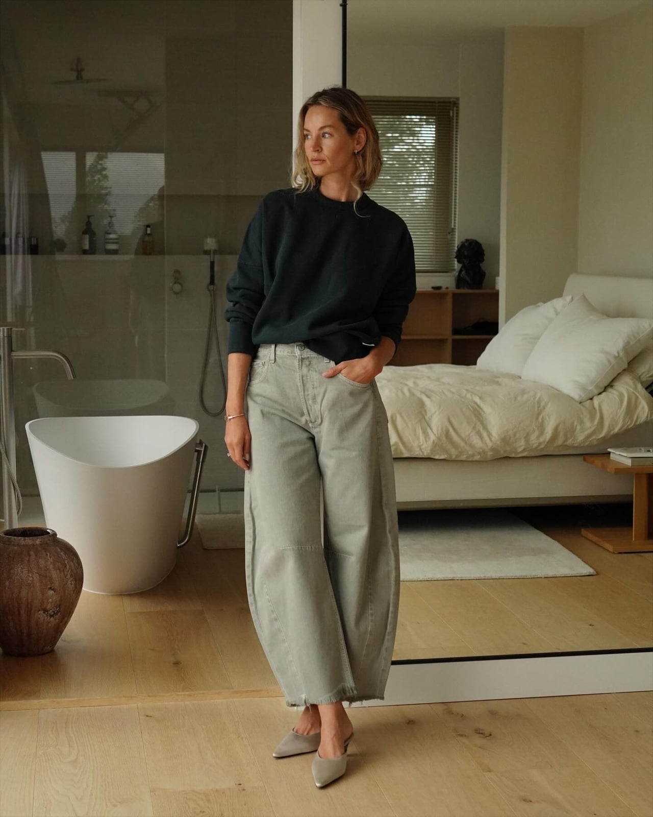 Oversized Sweatshirt And Wide Barrel Jeans Oversized Sweatshirt And Wide Barrel Jeans — Barrel Jeans Outfits