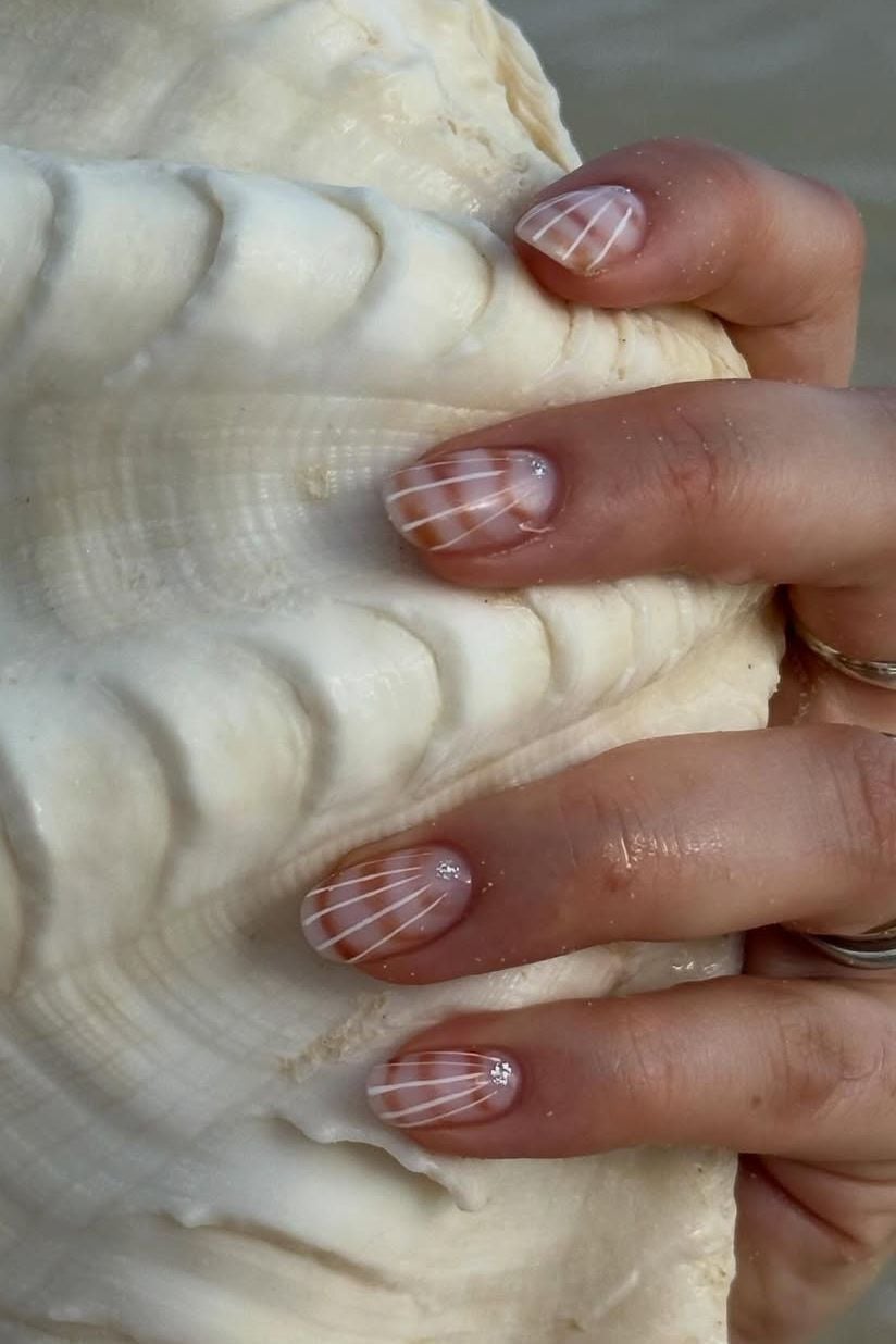 Short Round Shell-Inspired Line Art Short Round Shell-Inspired Line Art — Basic Nails