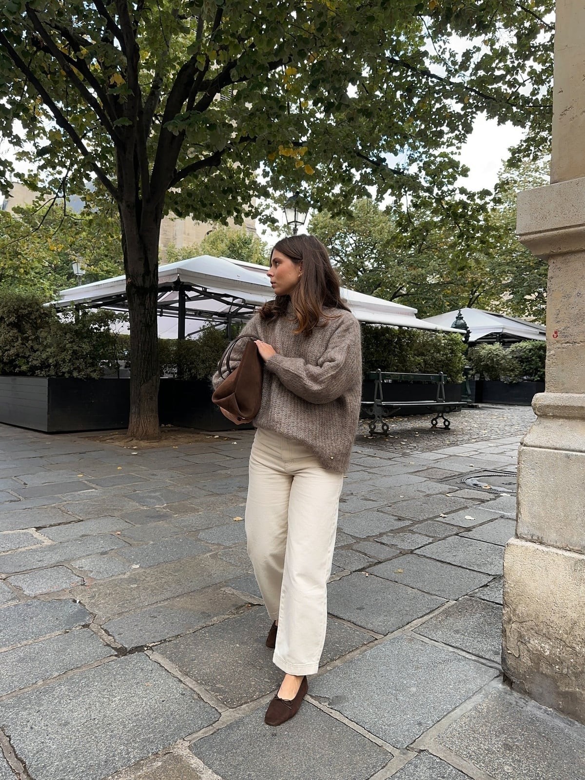 Oversized brown knit sweater with beige trousers Oversized brown knit sweater with beige trousers — Basic Outfits