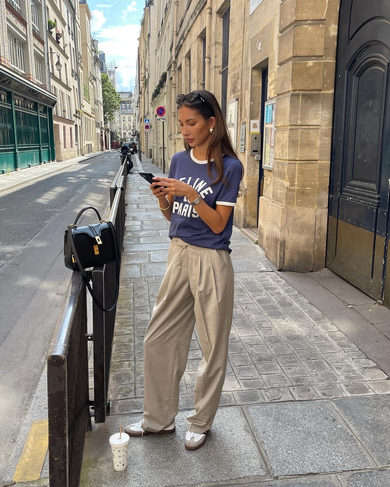 Navy t-shirt with beige wide-leg trousers Navy t-shirt with beige wide-leg trousers — Basic Outfits