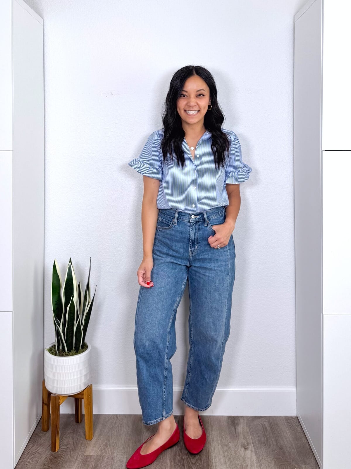Striped button-down with ruffled sleeves and straight-leg jeans Striped button-down with ruffled sleeves and straight-leg jeans — Basic Outfits