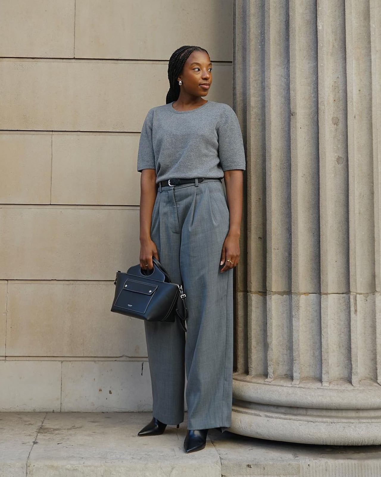Monochromatic gray wide-leg trousers and knit top Monochromatic gray wide-leg trousers and knit top — Basic Outfits