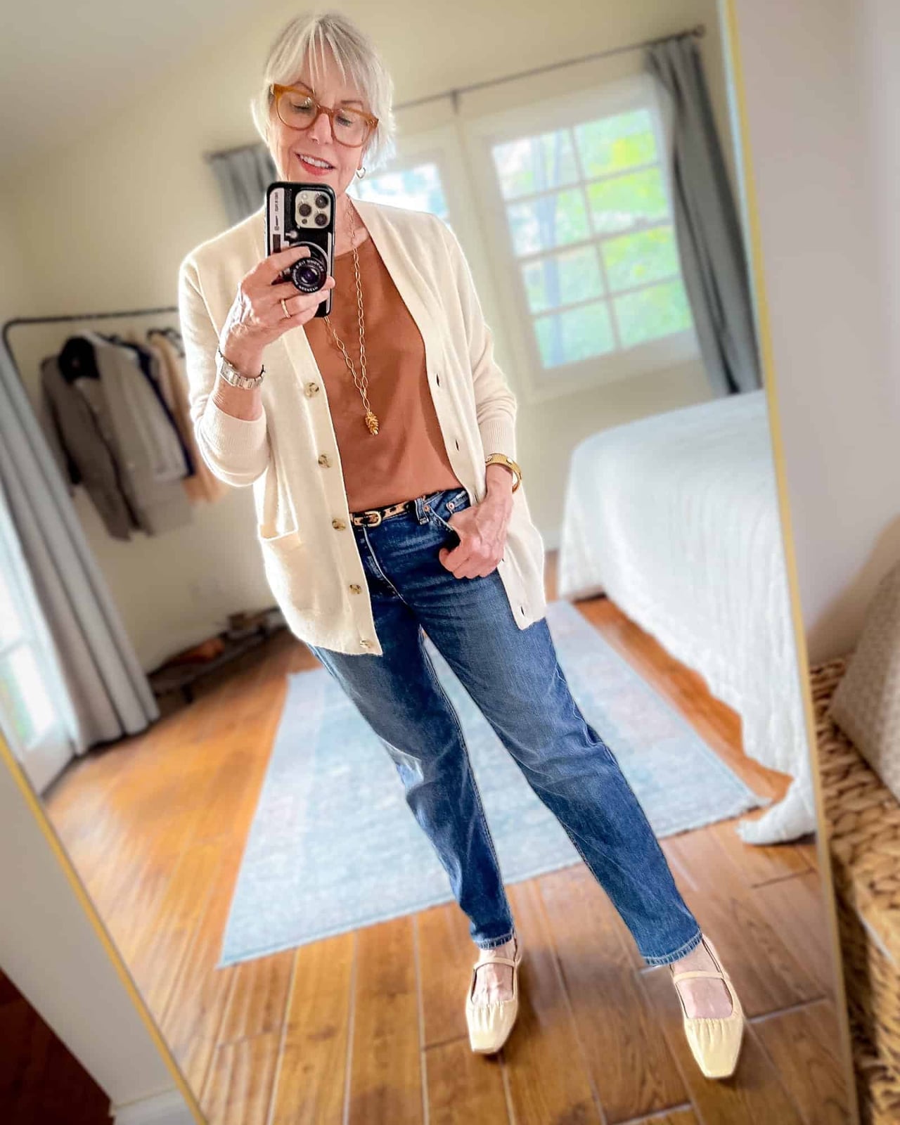 Cream cardigan over tan tee with blue jeans Cream cardigan over tan tee with blue jeans — Basic Outfits