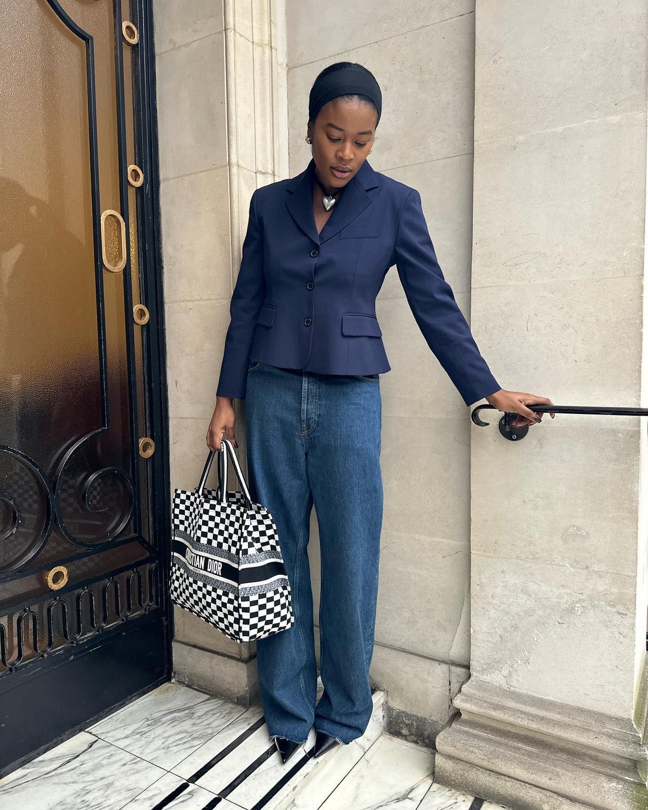 Navy blazer over white top with relaxed jeans Navy blazer over white top with relaxed jeans — Basic Outfits