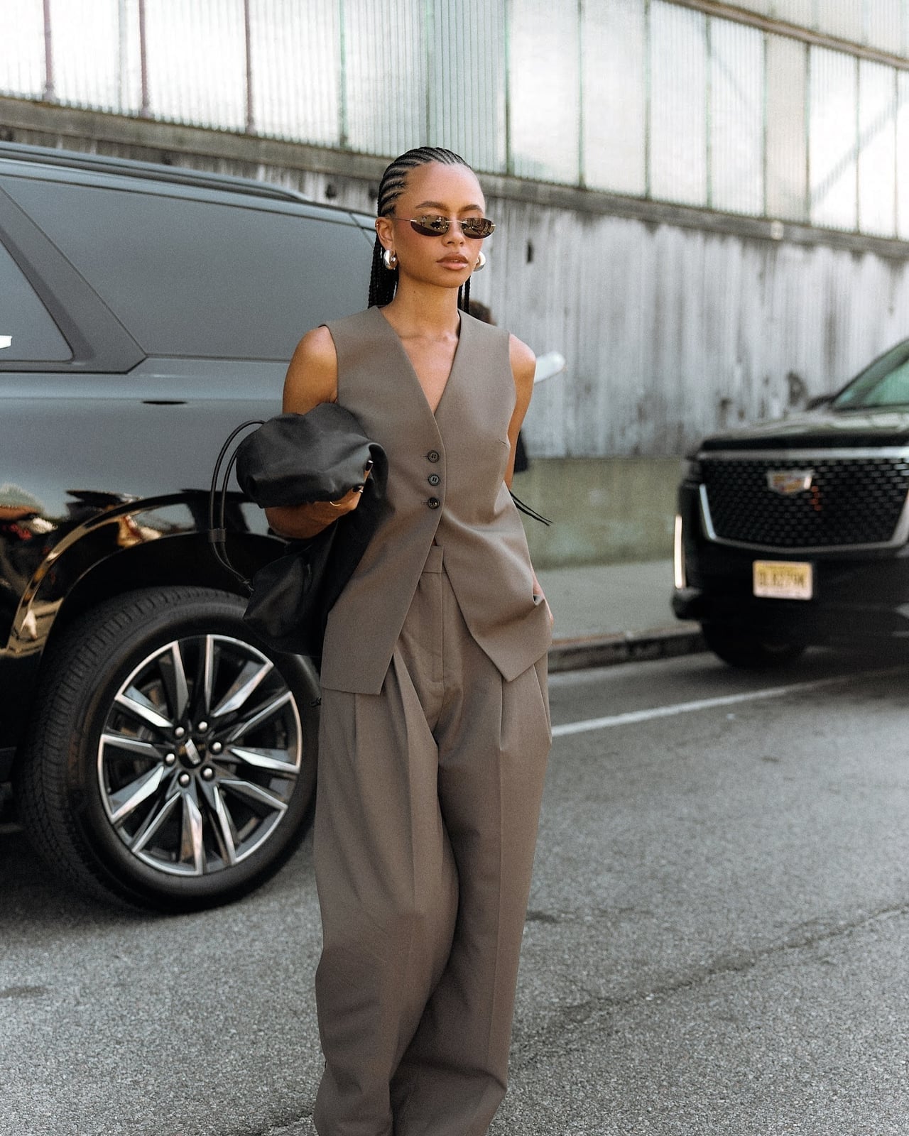 Monochromatic taupe vest and wide-leg trousers Monochromatic taupe vest and wide-leg trousers — Basic Outfits