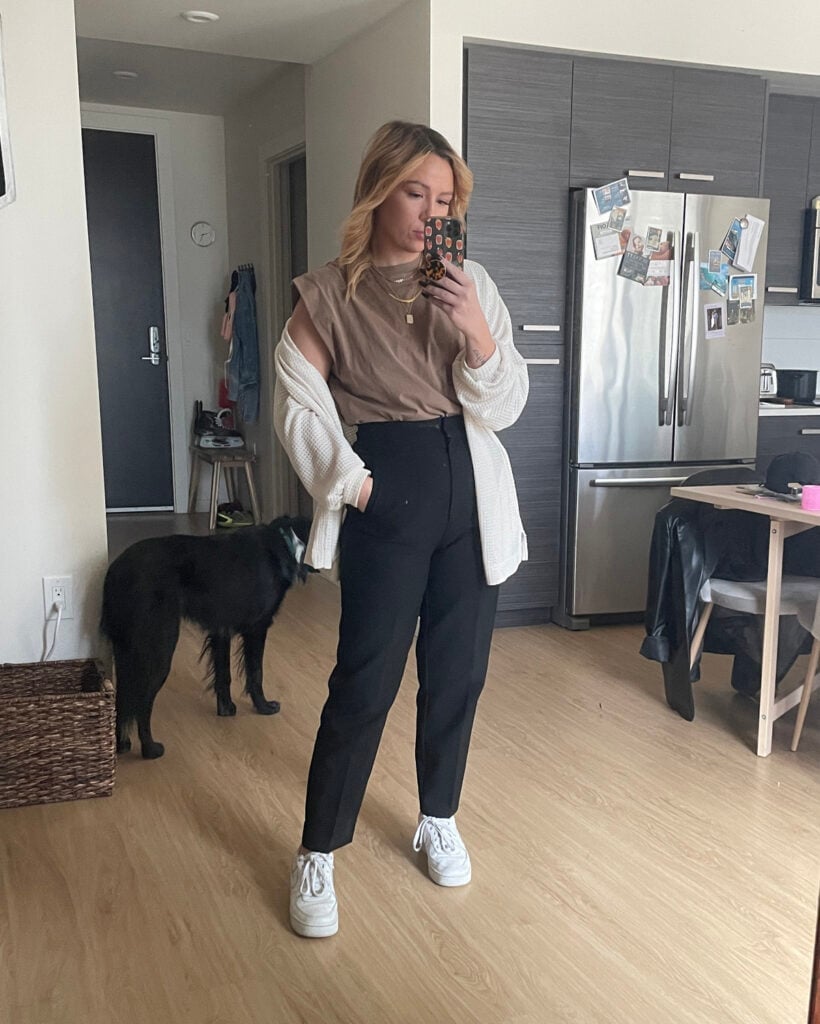 Oversized white cardigan with brown tee and black pants Oversized white cardigan with brown tee and black pants — Basic Outfits