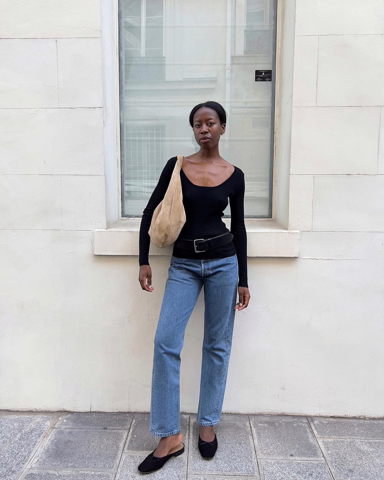 Black scoop neck top with blue jeans and black flats Black scoop neck top with blue jeans and black flats — Basic Outfits