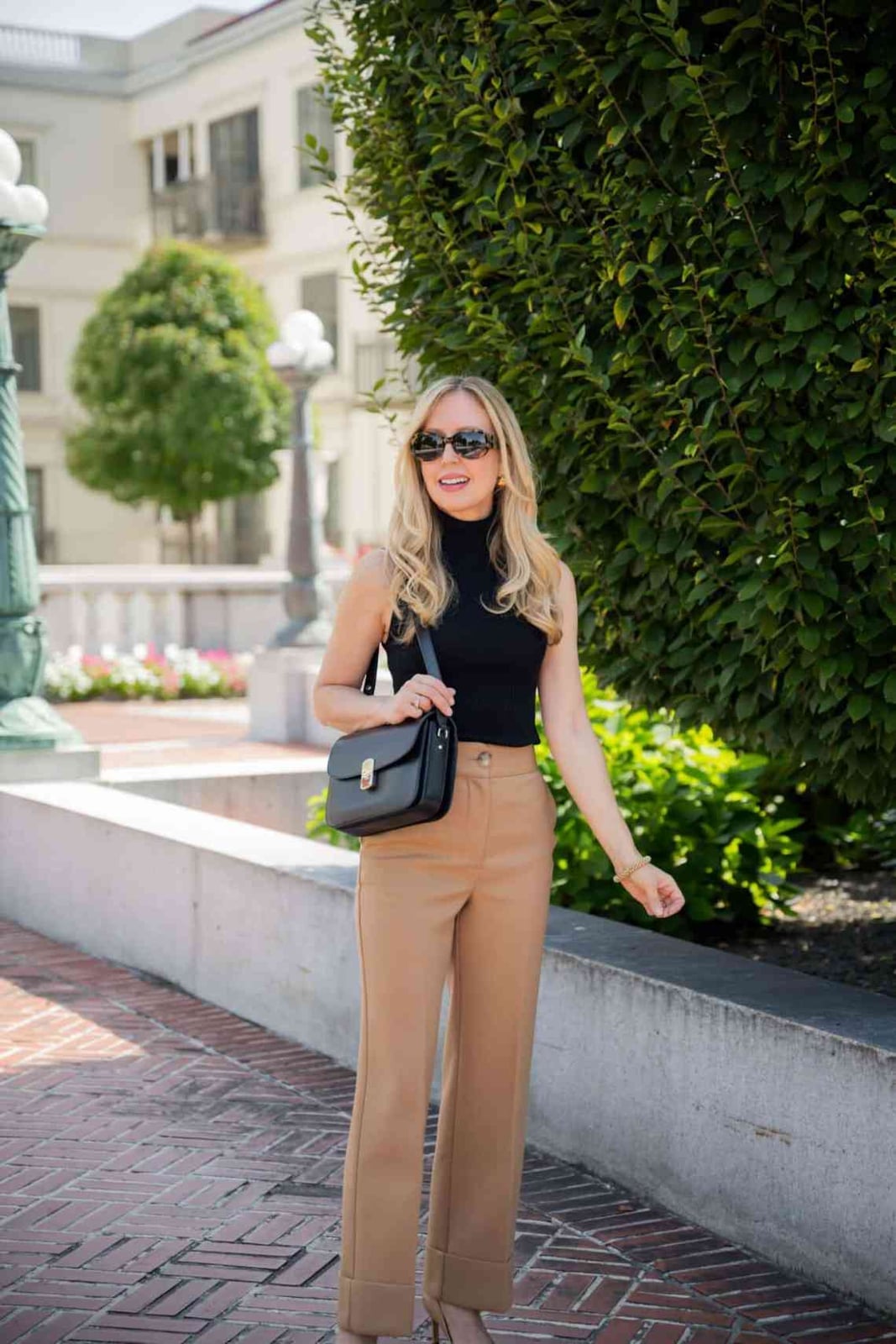 Sleeveless black turtleneck with camel wide-leg trousers Sleeveless black turtleneck with camel wide-leg trousers — Basic Outfits