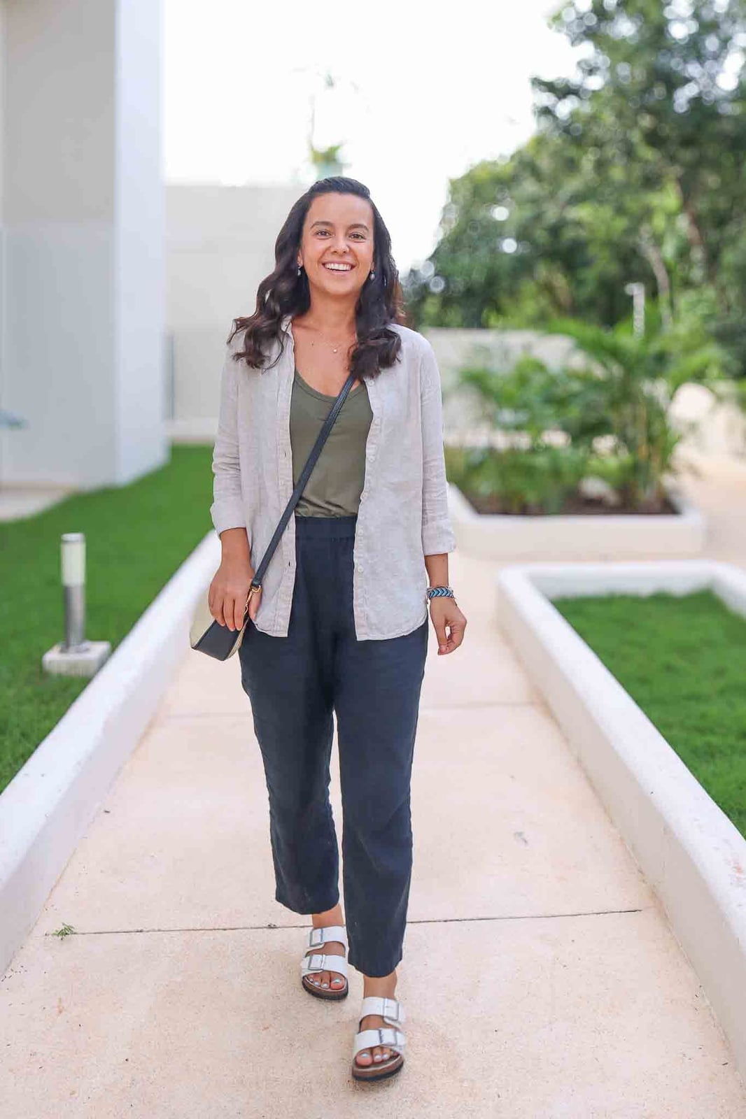 Olive tank with beige linen shirt and navy trousers Olive tank with beige linen shirt and navy trousers — Basic Outfits