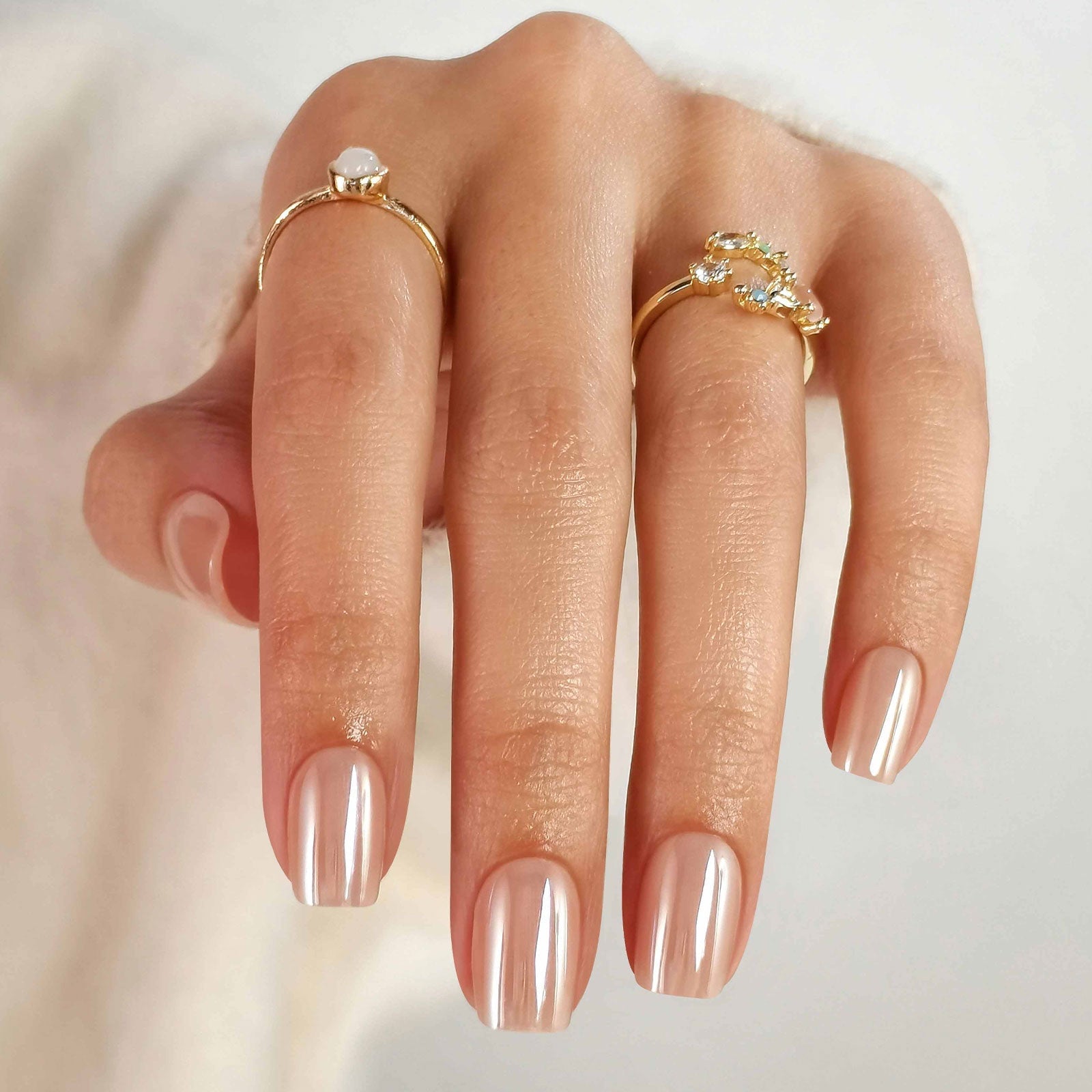 Pearlescent Aurora Milky Beige Short Square Nails Pearlescent Aurora Milky Beige Short Square Nails — Beige Nails