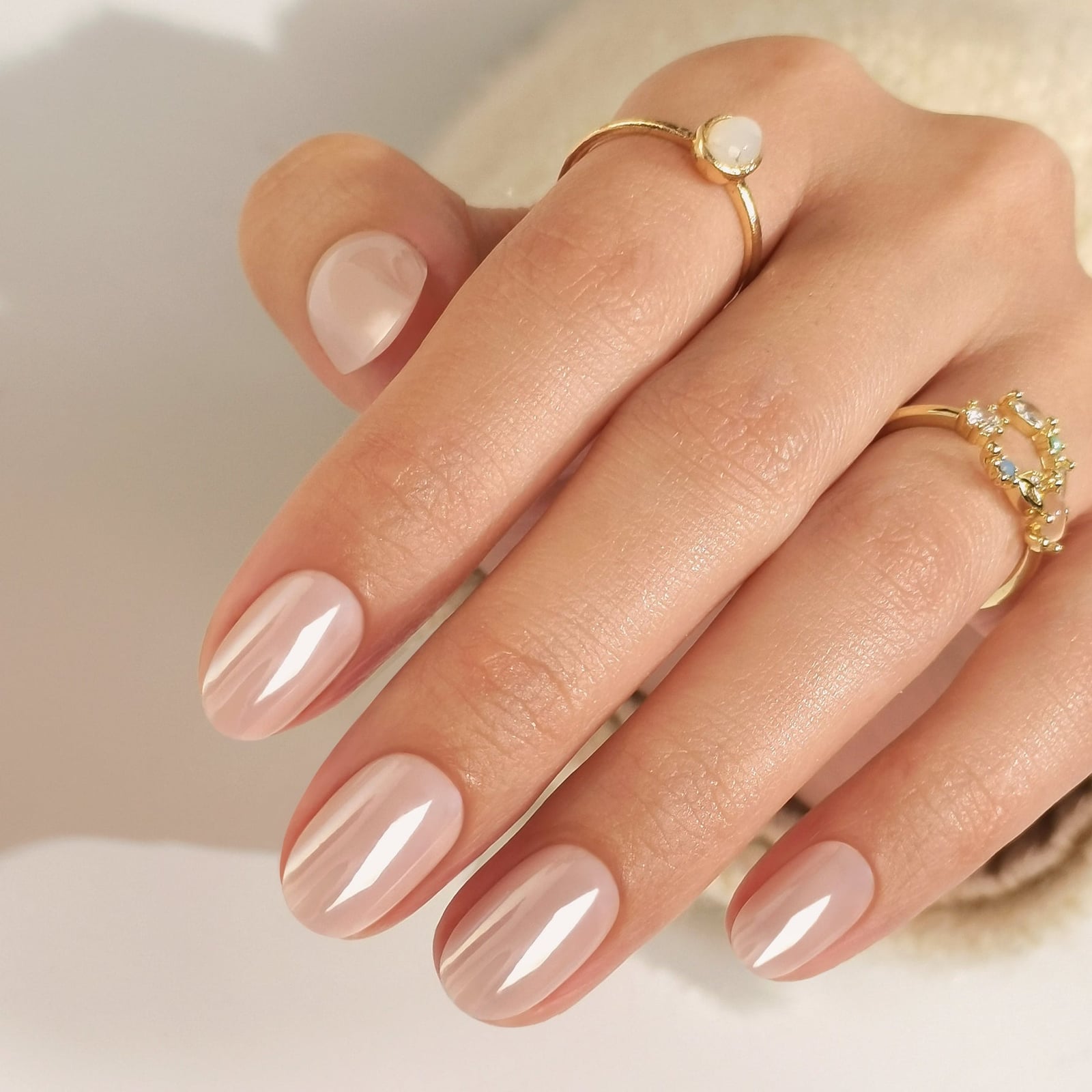 Glossy Milky Beige Pearlescent Short Oval Nails Glossy Milky Beige Pearlescent Short Oval Nails — Beige Nails