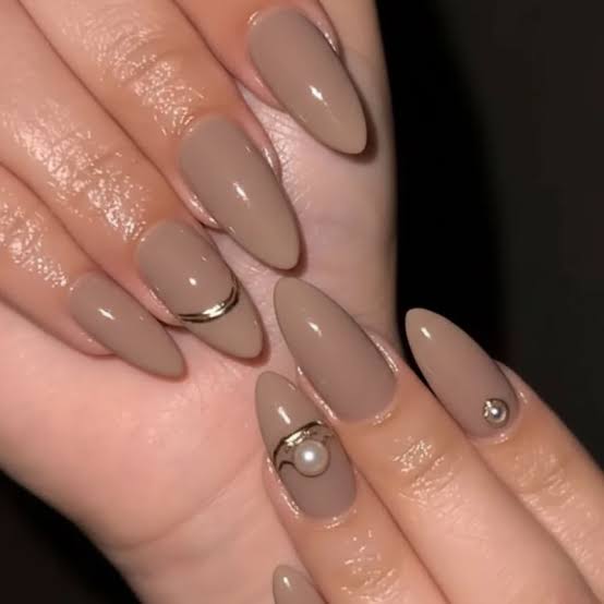 Gold Ring Pearl Accent Medium Almond Nails Gold Ring Pearl Accent Medium Almond Nails — Beige Nails
