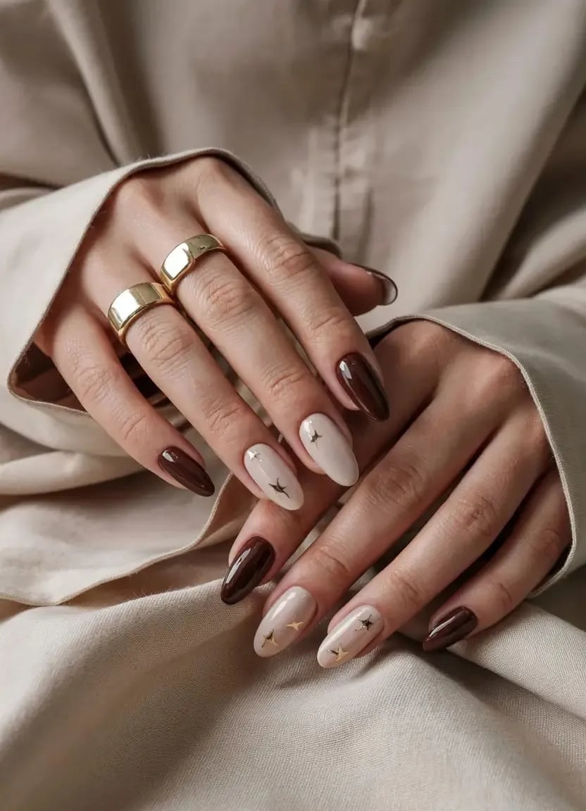 Glossy Beige and Brown Nails with Gold Stars Glossy Beige and Brown Nails with Gold Stars — Beige Nails