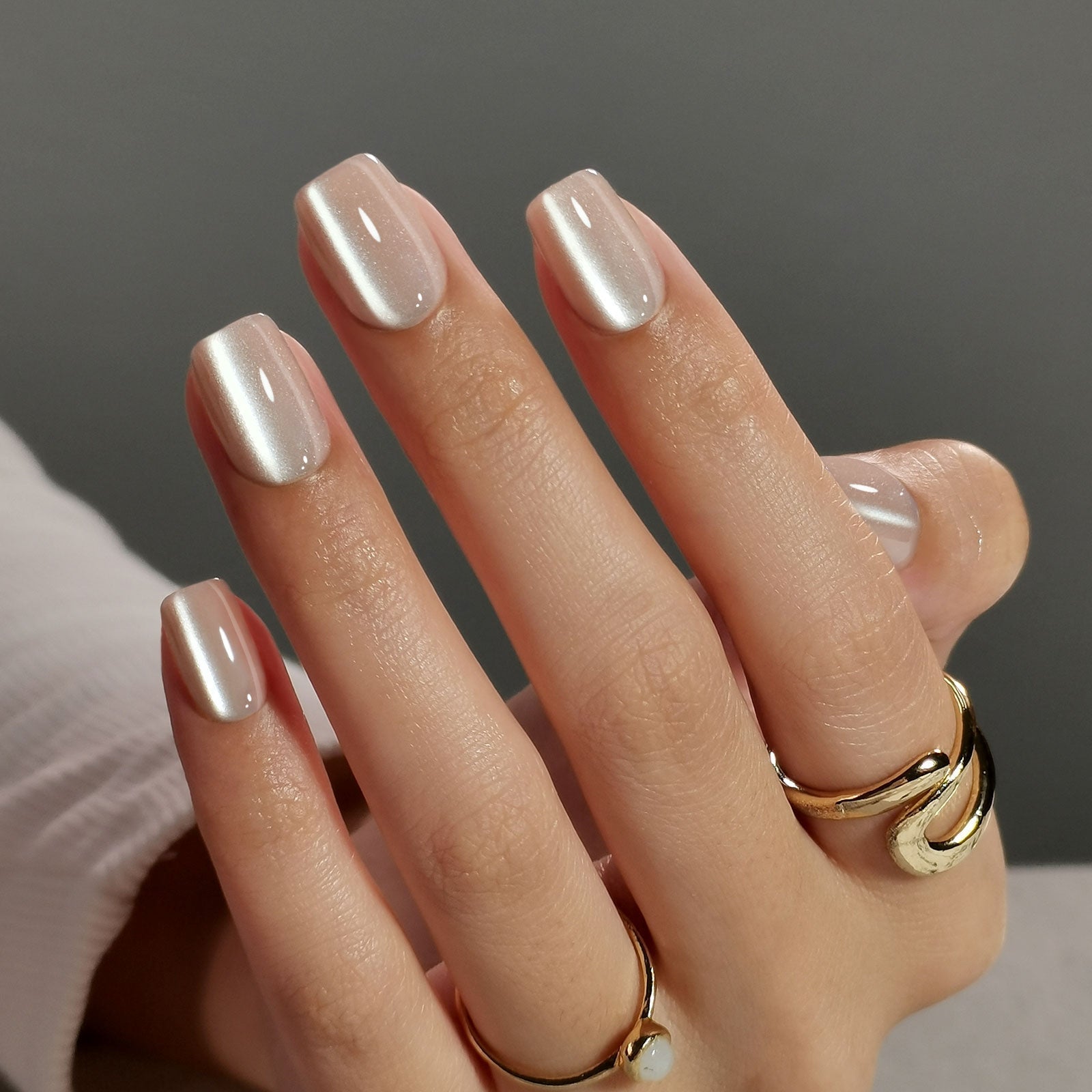 Shimmering Cat-Eye Light Beige Short Square Nails Shimmering Cat-Eye Light Beige Short Square Nails — Beige Nails