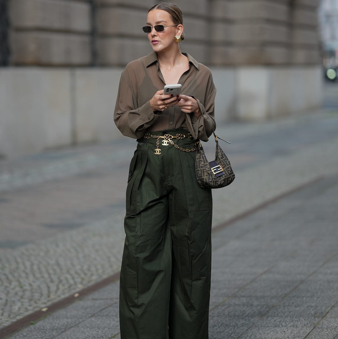 Gold Chain Belt With Logo Accents Cargo Pants Gold Chain Belt With Logo Accents Cargo Pants — Belt Outfits