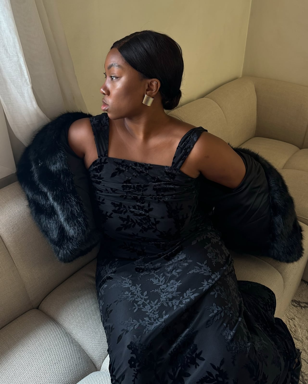 Black velvet dress with faux fur stole Black velvet dress with faux fur stole — Birthday Outfits Black Women
