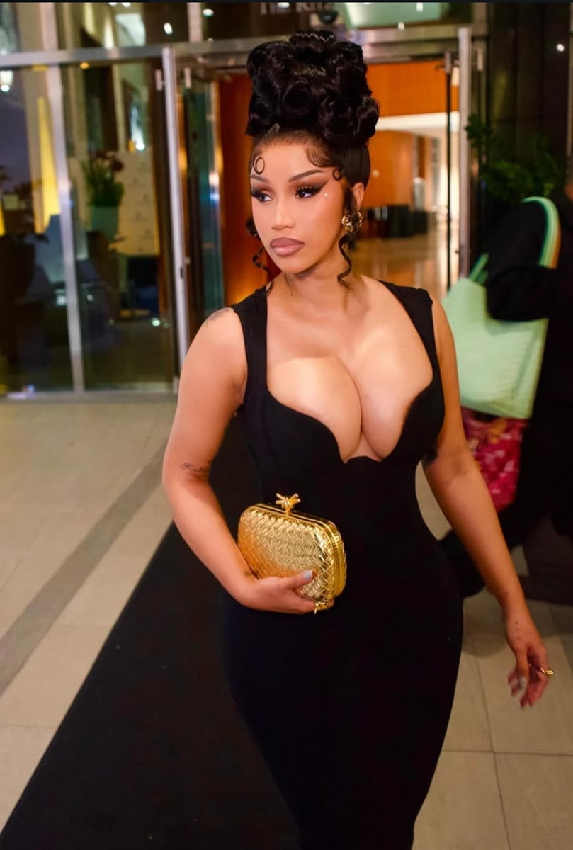 Fitted black dress with plunging neckline Fitted black dress with plunging neckline — Birthday Outfits Black Women