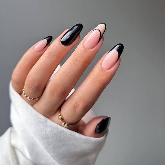 Medium Almond Subtle Chrome Sheen Medium Almond Subtle Chrome Sheen — Black Chrome Nails
