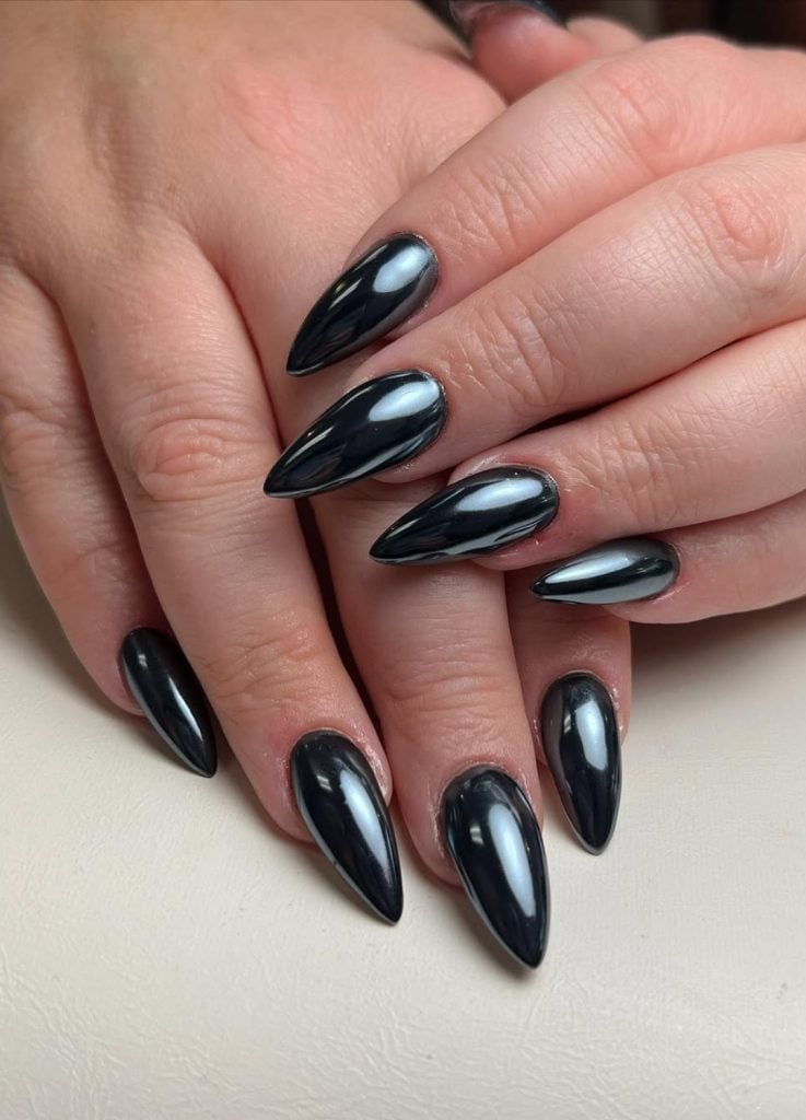 Medium Stiletto Mirror Chrome Medium Stiletto Mirror Chrome — Black Chrome Nails