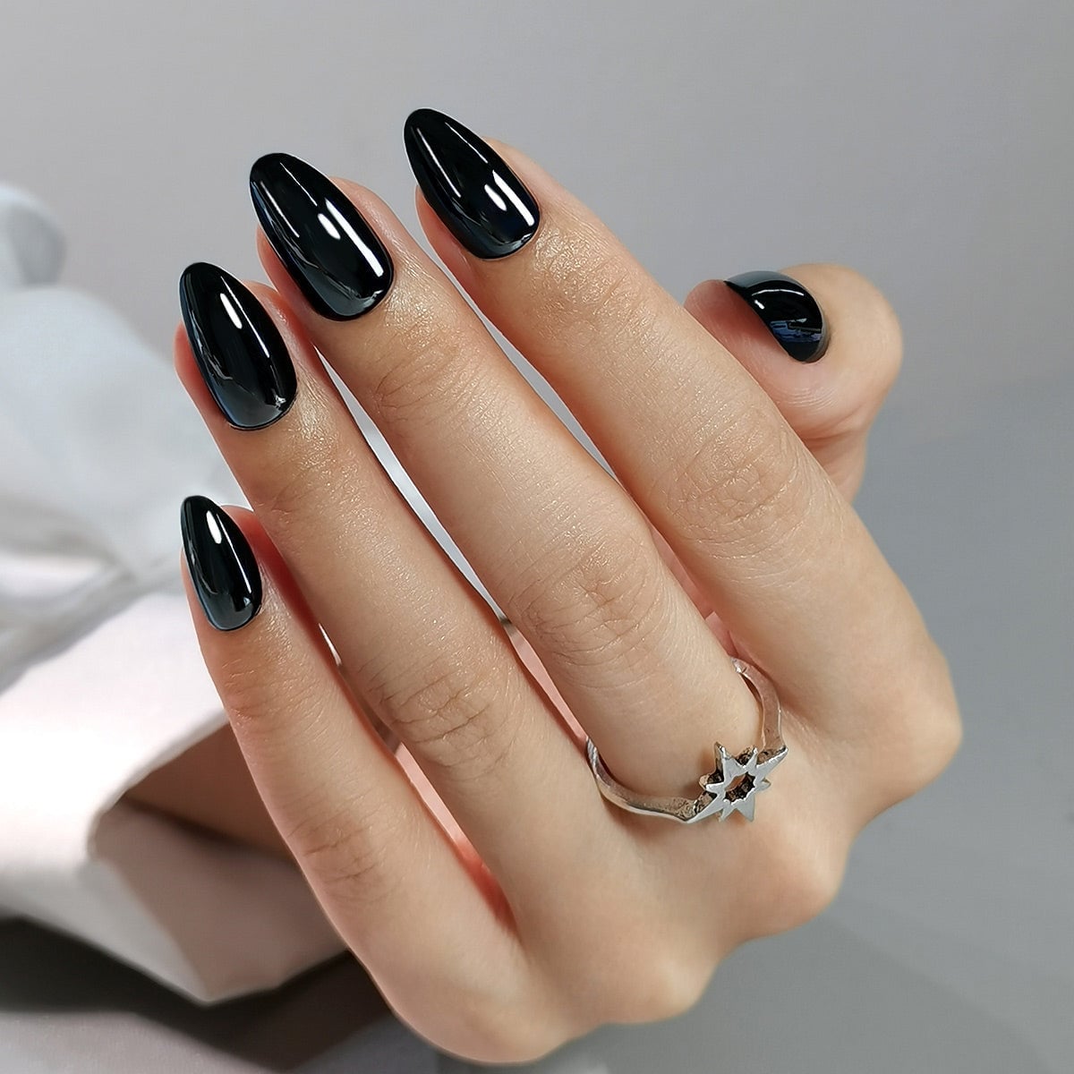 Short Almond Mirror Shine Black Chrome Short Almond Mirror Shine Black Chrome — Black Chrome Nails