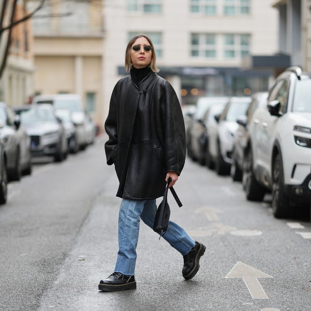 Cozy Black Shearling Jacket With Blue Jeans Cozy Black Shearling Jacket With Blue Jeans — Black Jacket Outfit