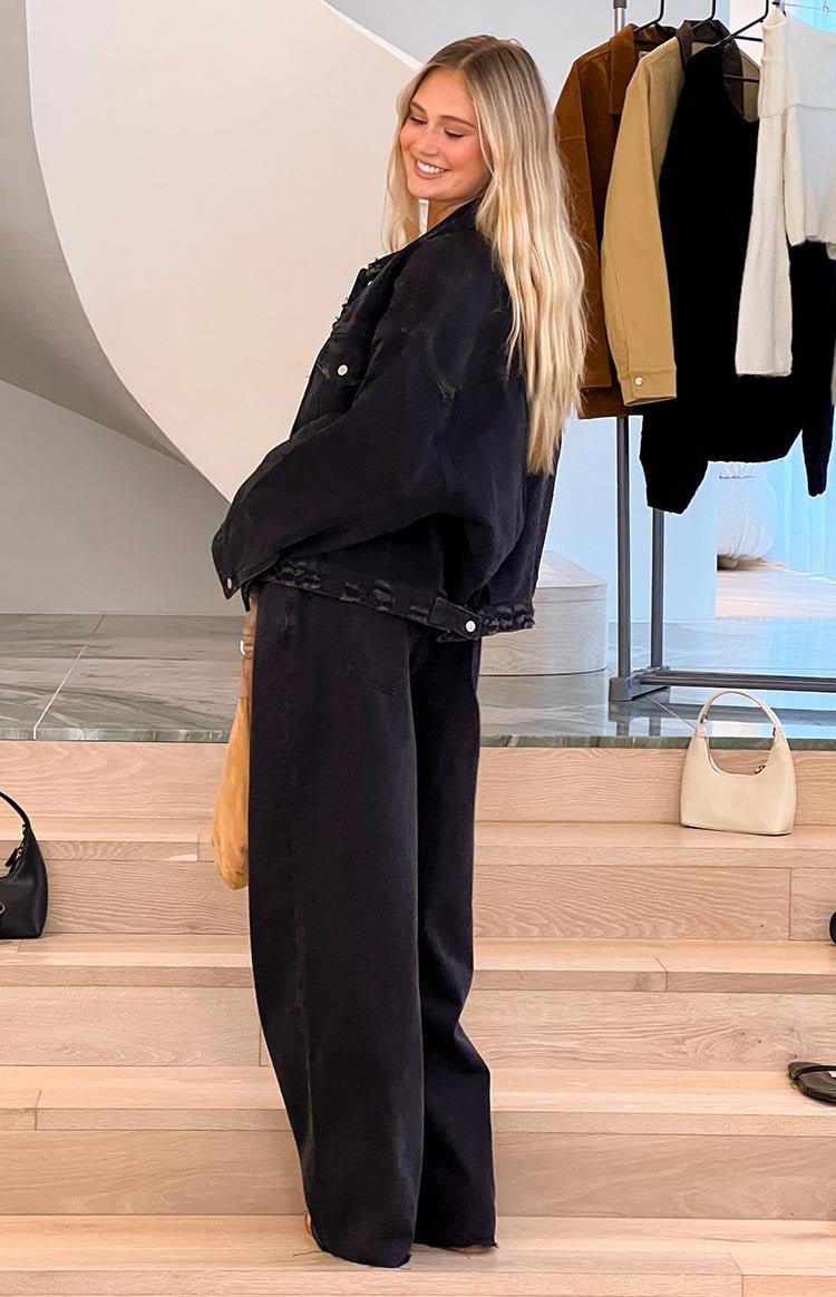 Oversized Black Denim Jacket With Wide-Leg Jeans, Tan Shoulder Bag Oversized Black Denim Jacket With Wide-Leg Jeans, Tan Shoulder Bag — Black Jean Jacket Outfit