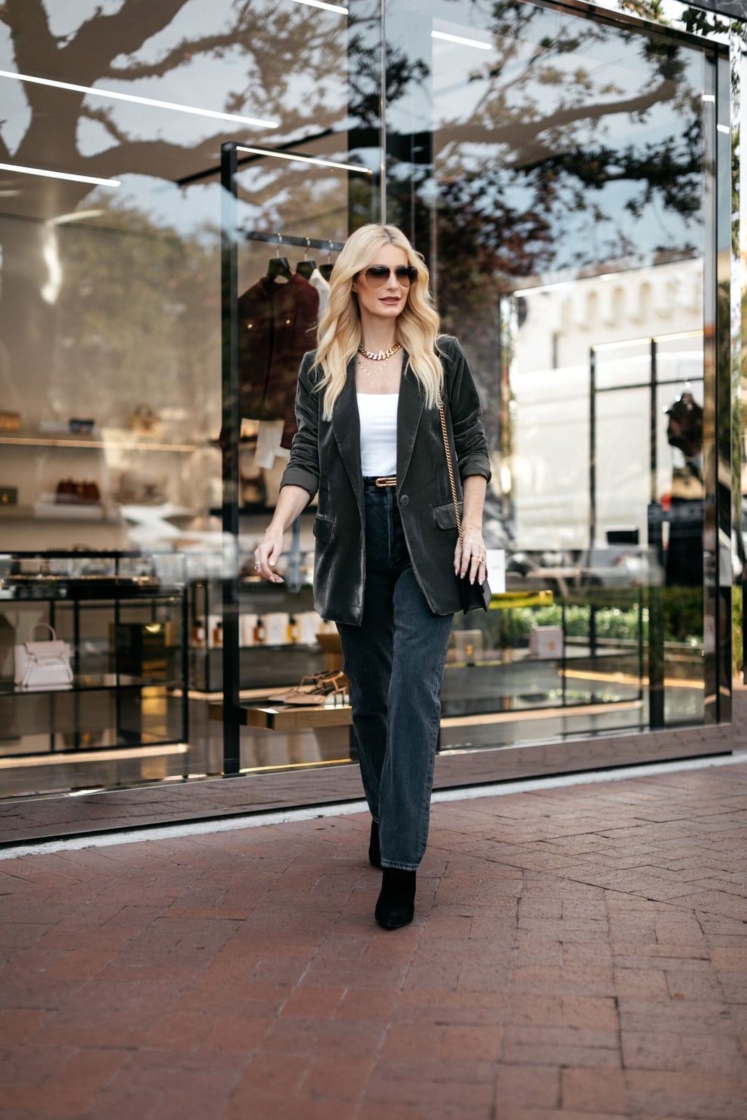 Straight Leg Black Jeans With Velvet Blazer Straight Leg Black Jeans With Velvet Blazer — Black Jeans Outfits