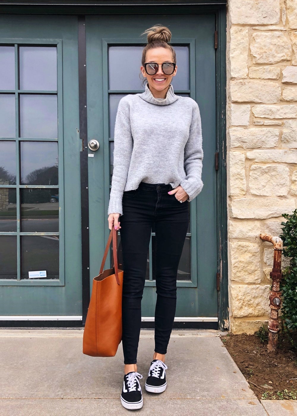 Black Skinny Jeans With Gray Turtleneck Sweater Black Skinny Jeans With Gray Turtleneck Sweater — Black Jeans Outfits