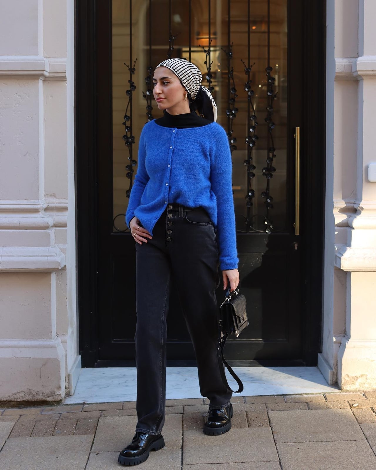 Relaxed Fit Black Jeans With A Cardigan Relaxed Fit Black Jeans With A Cardigan — Black Jeans Outfits
