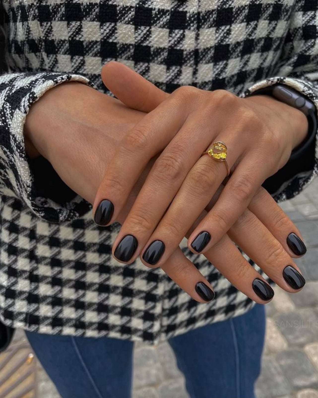 Short Round Classic Glossy Black Nails Short Round Classic Glossy Black Nails