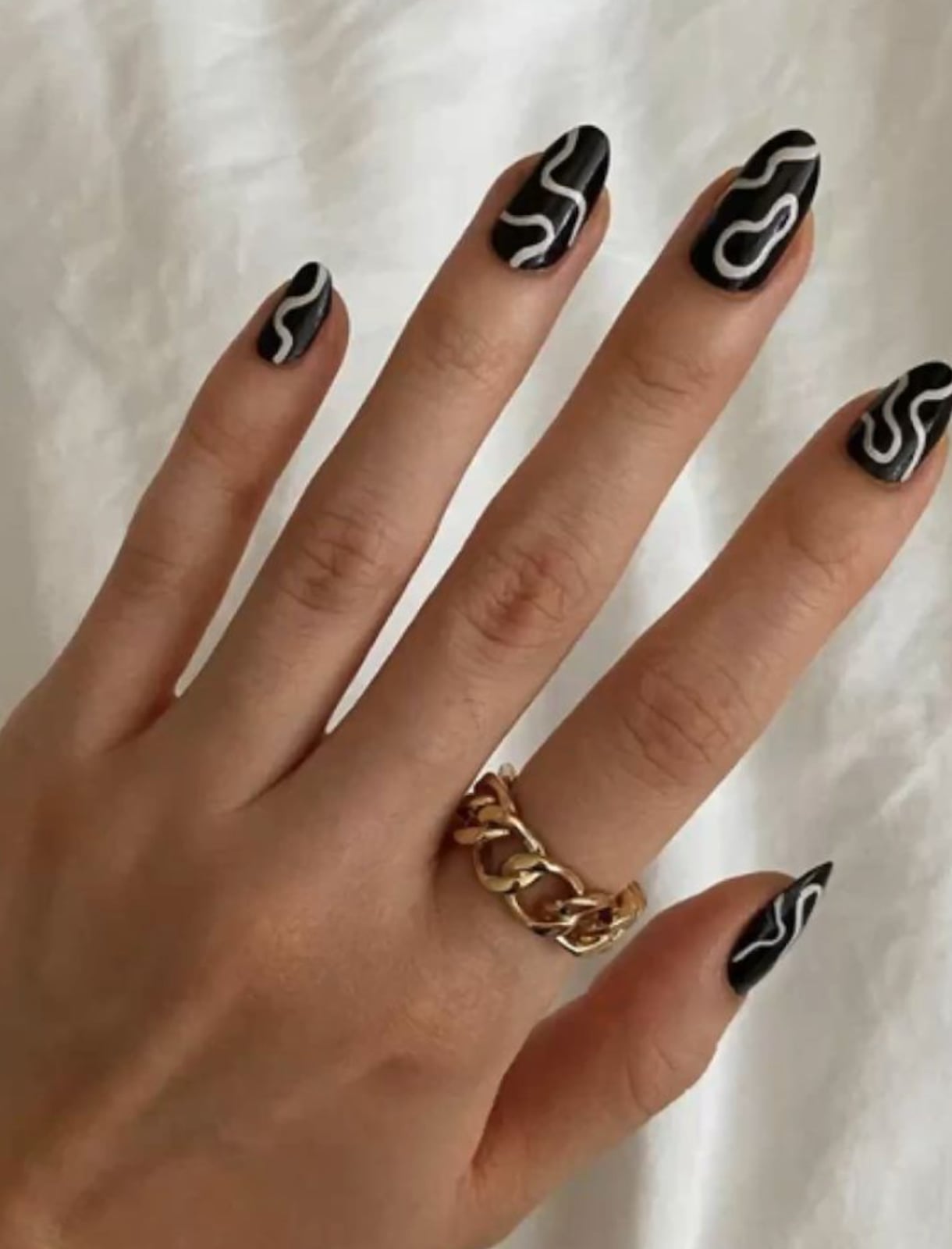 Almond Glossy Black With White Wavy Lines Almond Glossy Black With White Wavy Lines — Black Nails